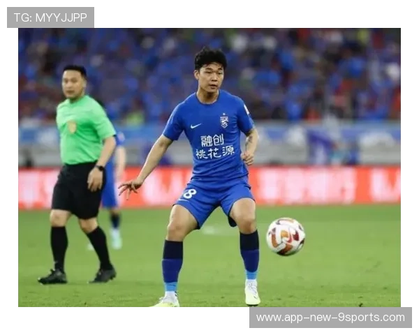 成都蓉城严鼎皓中路直塞助攻锋线，展现战术与实力的完美结合