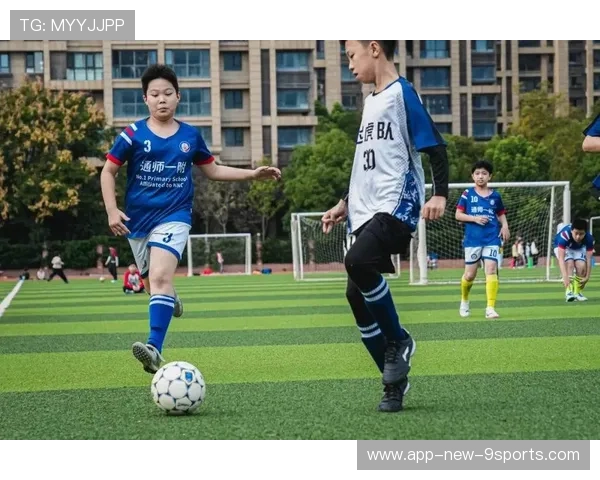 足球俱乐部在青训中推行家长学校与沟通机制提升协同育人，足球俱乐部青训营